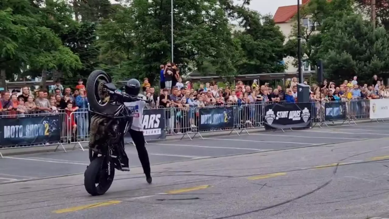 Spektakularne palenie gumy w centrum miasta. Motocyklowe show w Otwocku