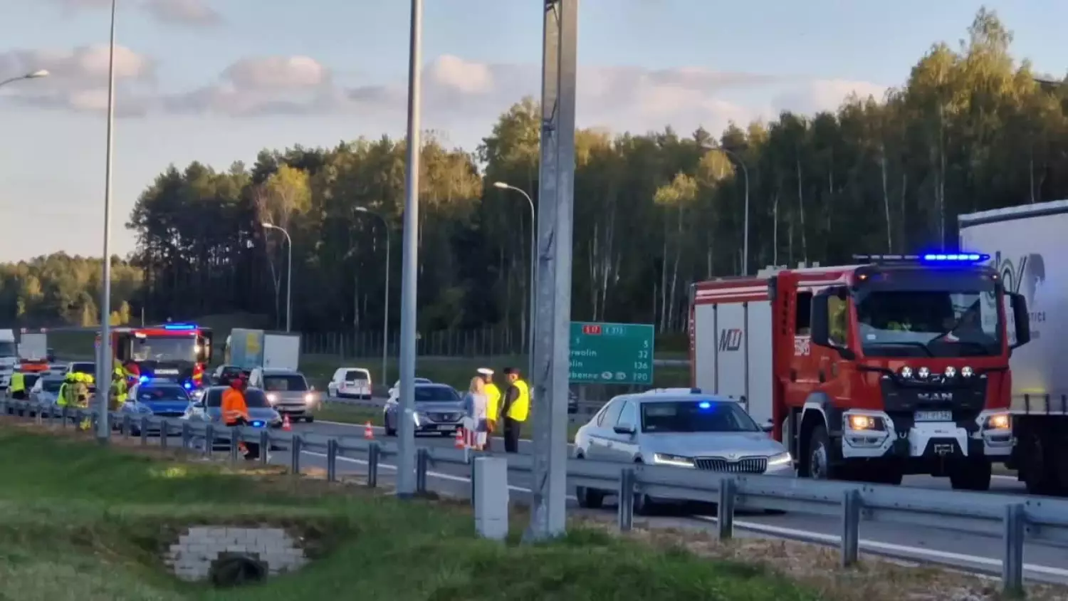 Zderzenie ciężarówki i policyjnego samochodu na trasie S17. Są ranni