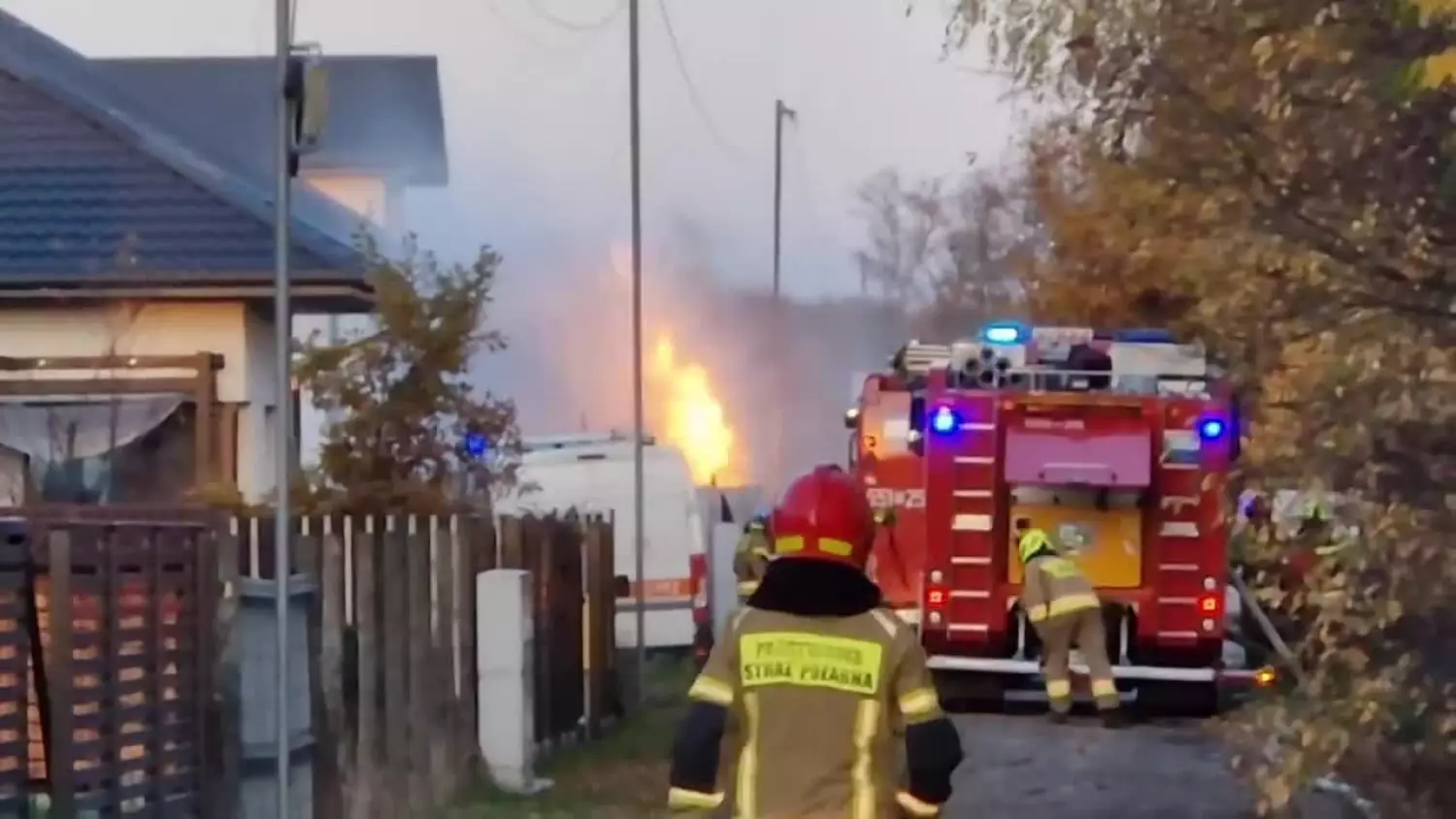 Pożar gazu przy budynku jednorodzinnym. Ewakuowano mieszkańców