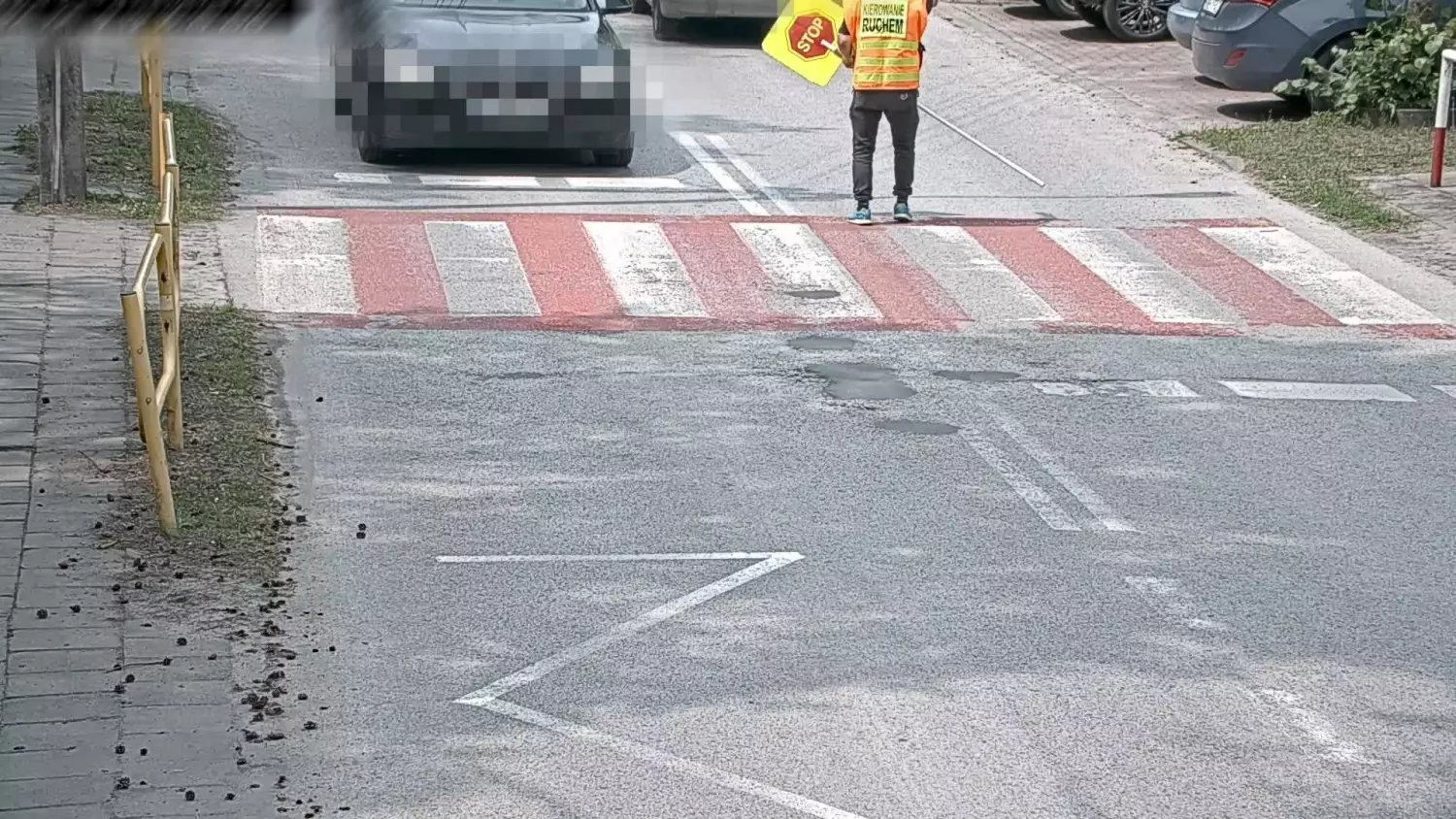 Dzieci wychodziły ze szkoły. Zignorował znak STOP
