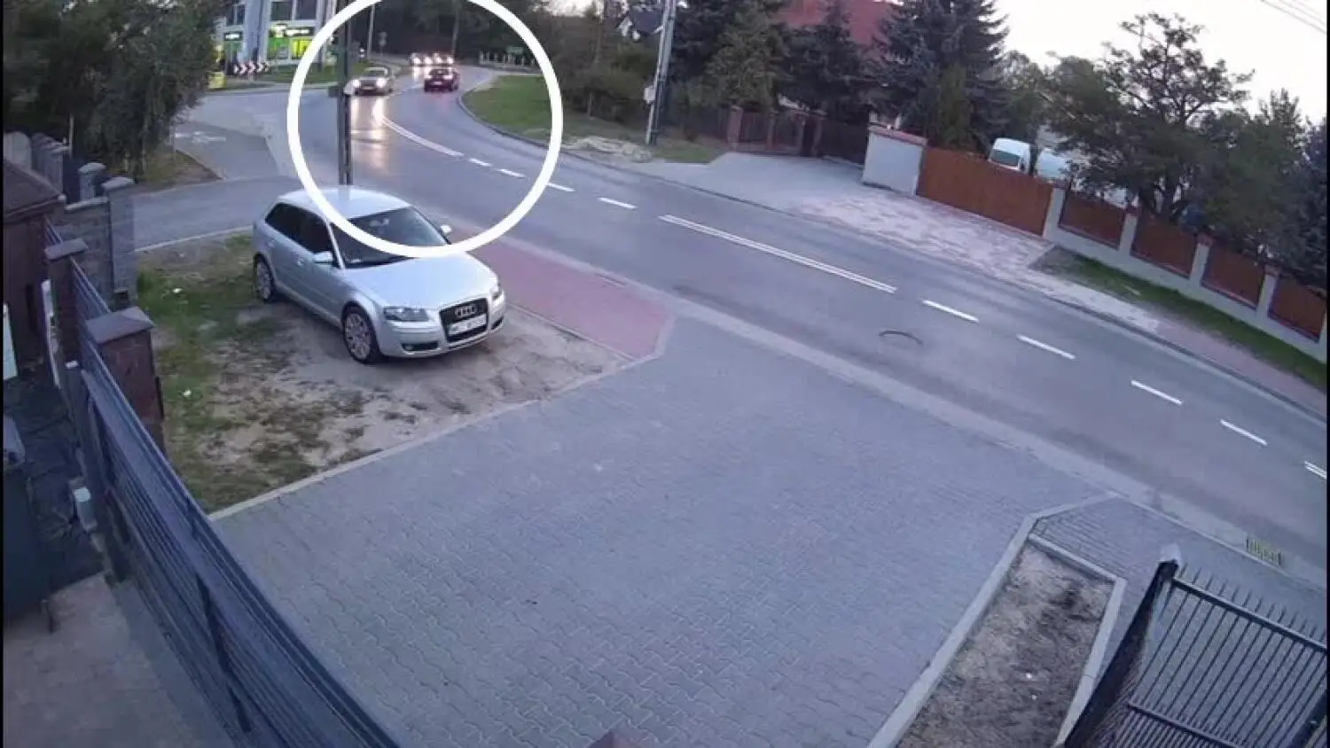 Czołowe zderzenie na łuku drogi. Tu powinno być rondo!